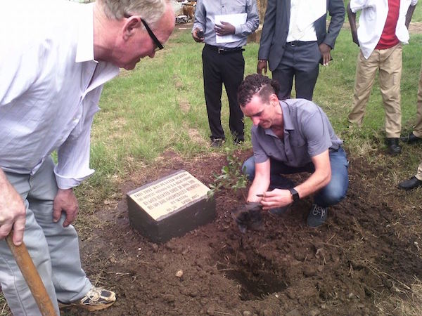 Bob en Adrie de Jong planten een herinneringsboom