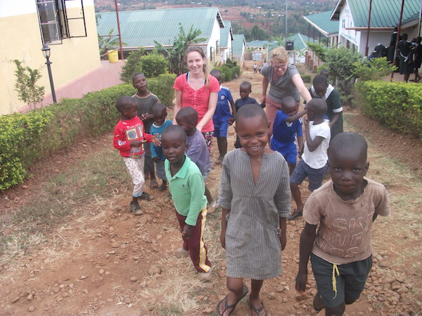 Vrijwilligsters Laura en Lisa in Nyamira