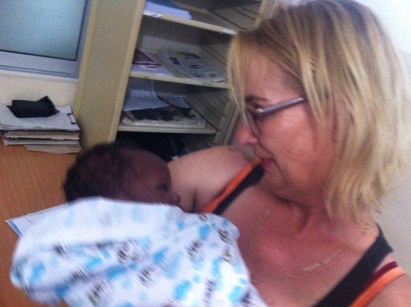 Ria Fennema met baby Lucky